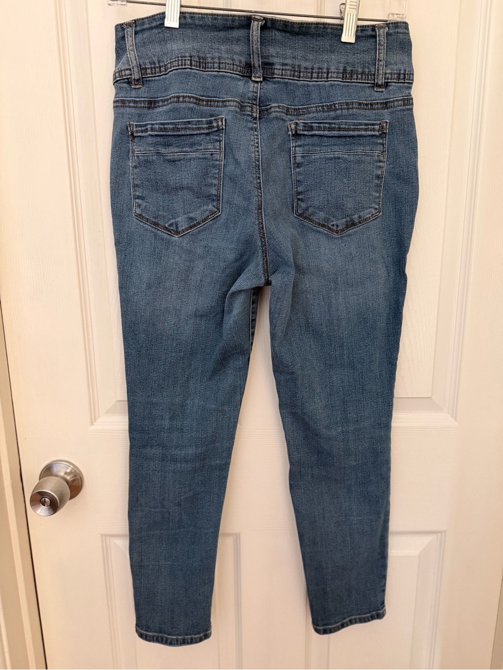 d. jeans High-Rise Skinny Jeans
Women's Blue Medium Wash 3-Button, Size 8 - Picture 6 of 9